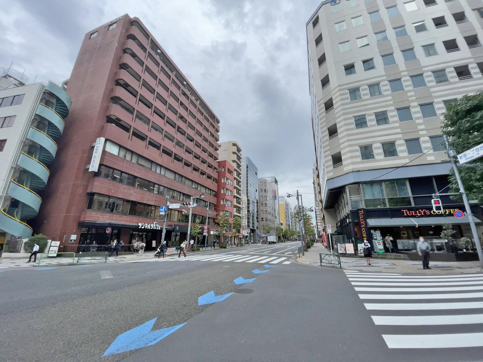 近くの新宿通り