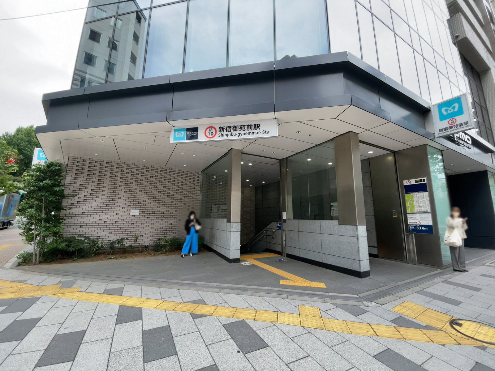 最寄りの「新宿御苑前駅」