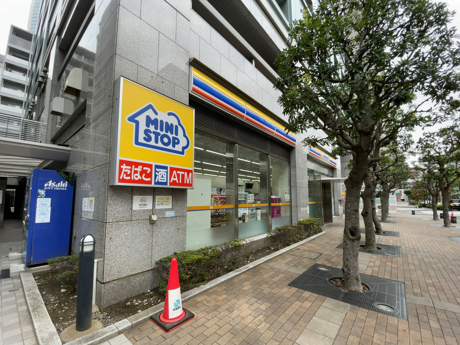 近くのミニストップ 新宿花園通り店