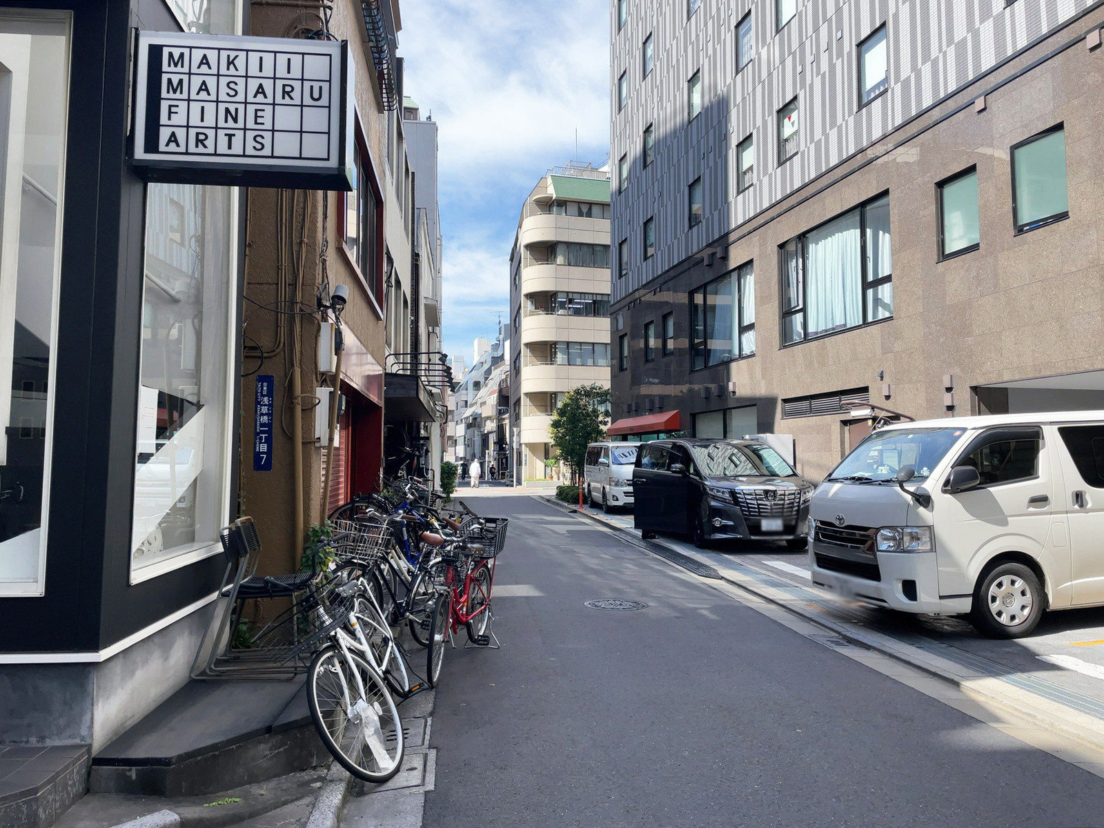 マキイギャラリービル前面の通り