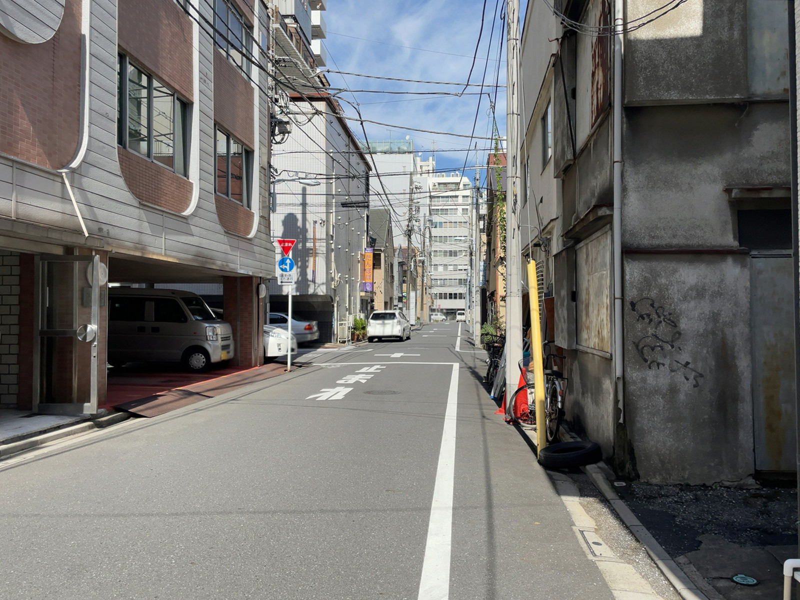 内田ビル前面の通り