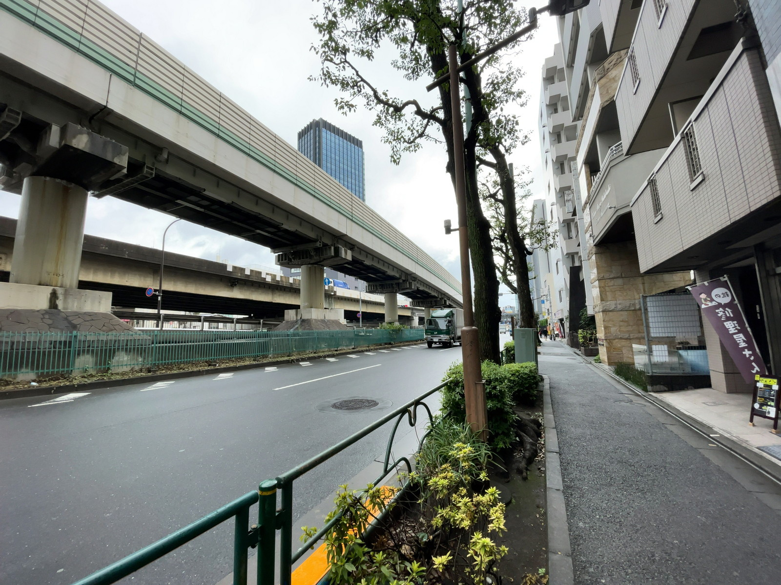 頌和ビル前面の目白通り
