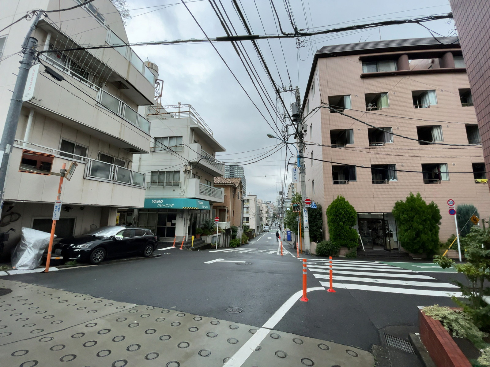 片岡ビル前面の通り
