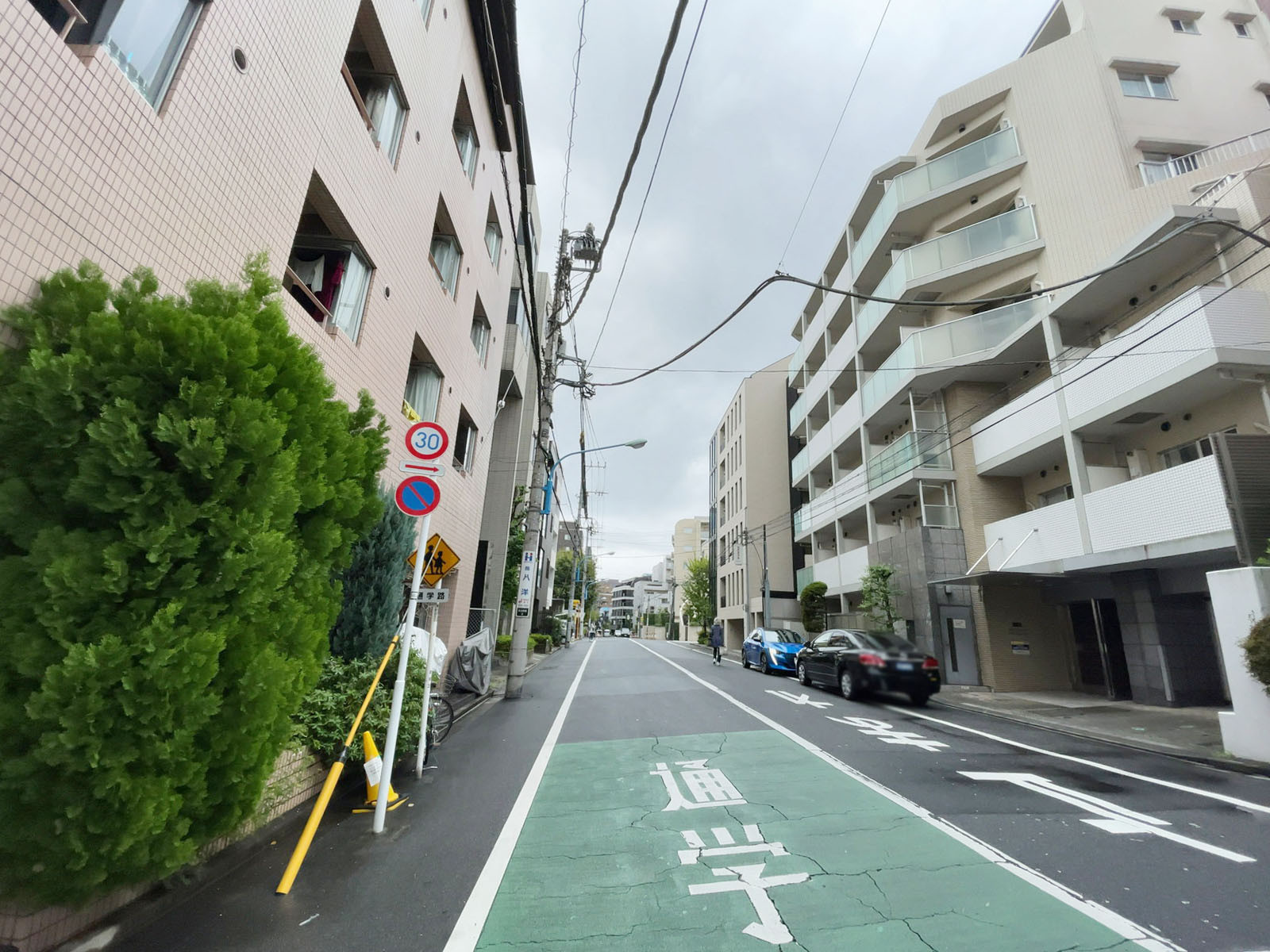 周辺は閑静な住宅街