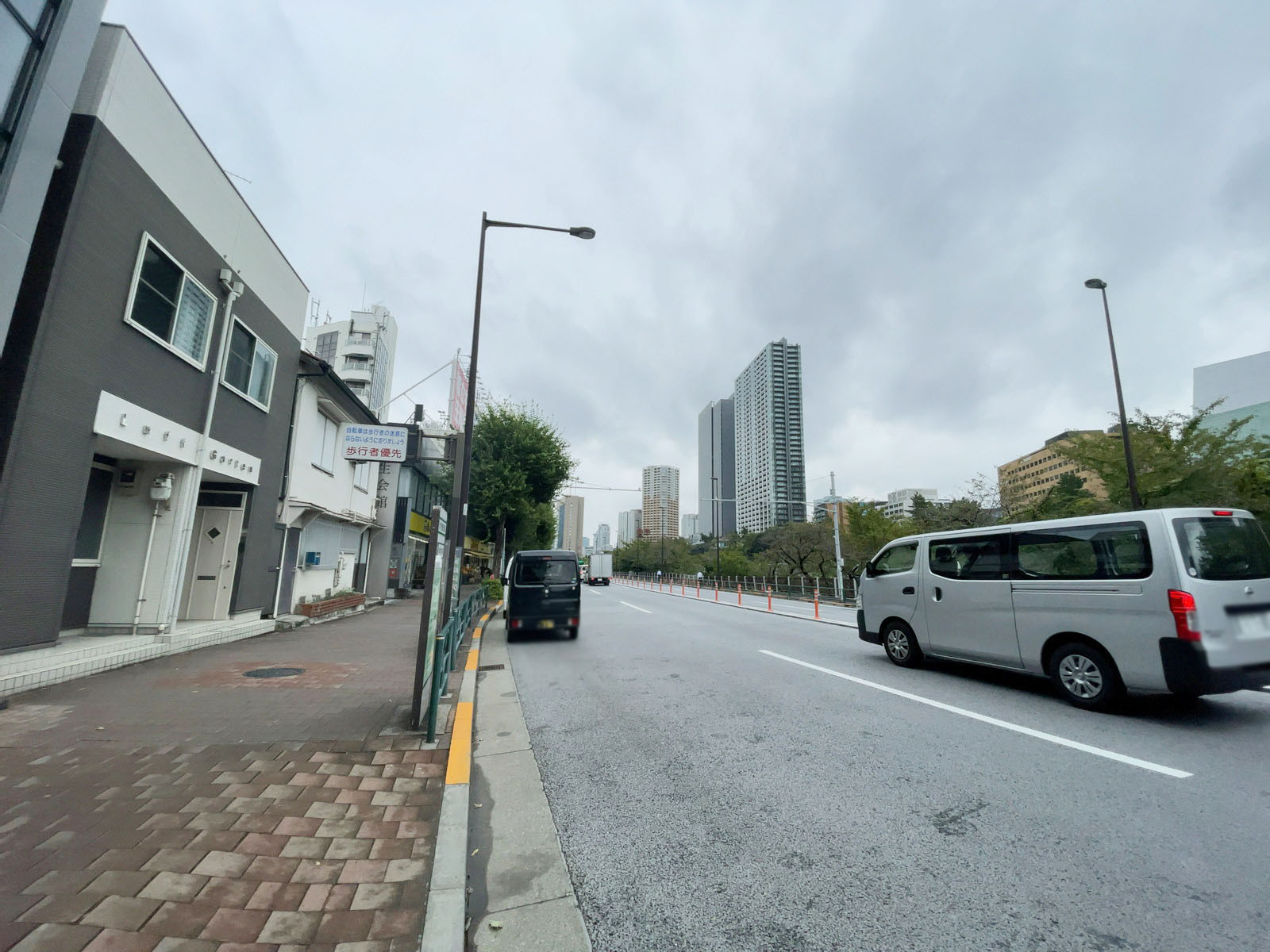 市ヶ谷ガーデンテラス前面の外堀通り