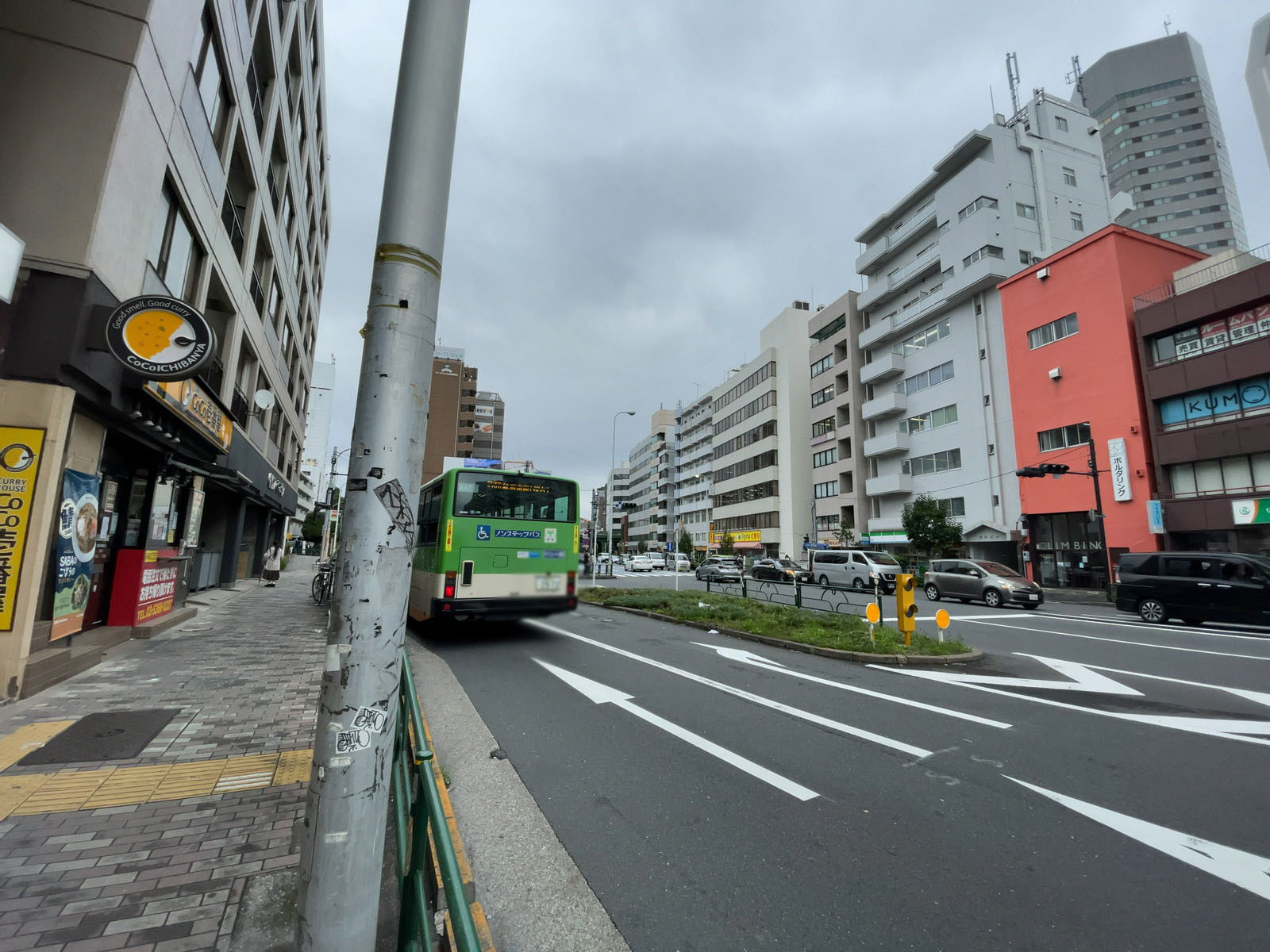 岡本ビル前面の通り