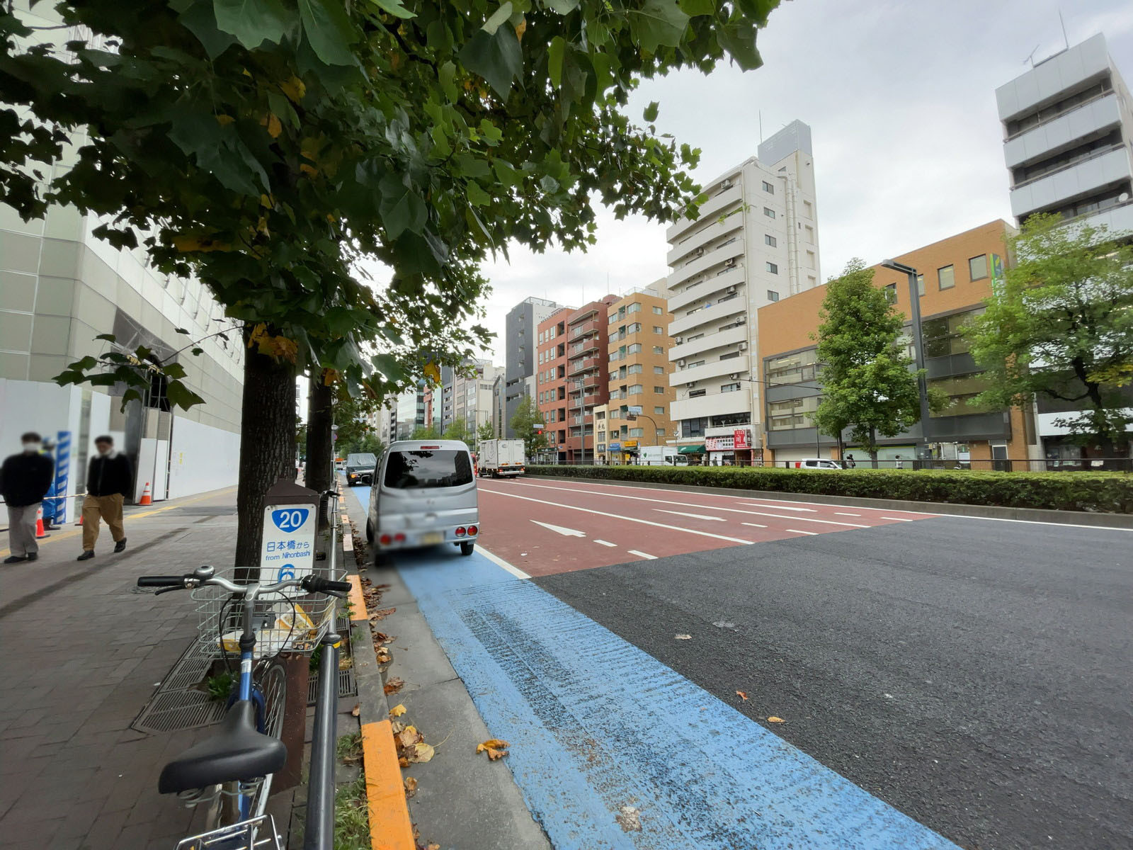 第3アマシンビル前面の新宿通り
