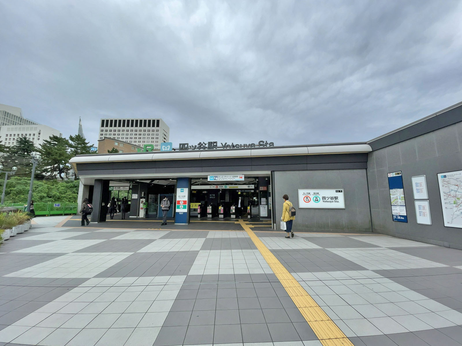 最寄りの「四ツ谷駅」