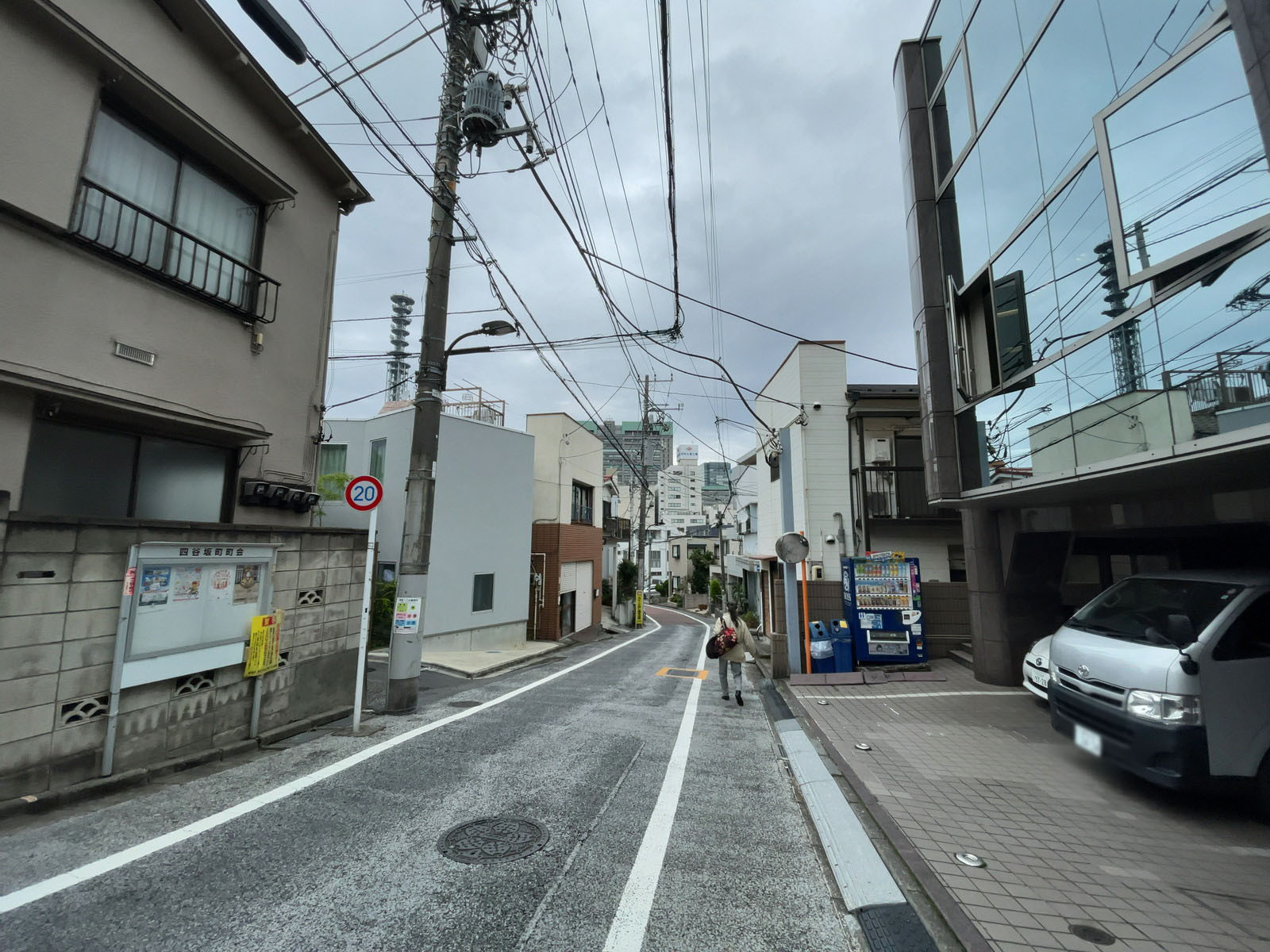 四谷クリエイトビル前面の通り