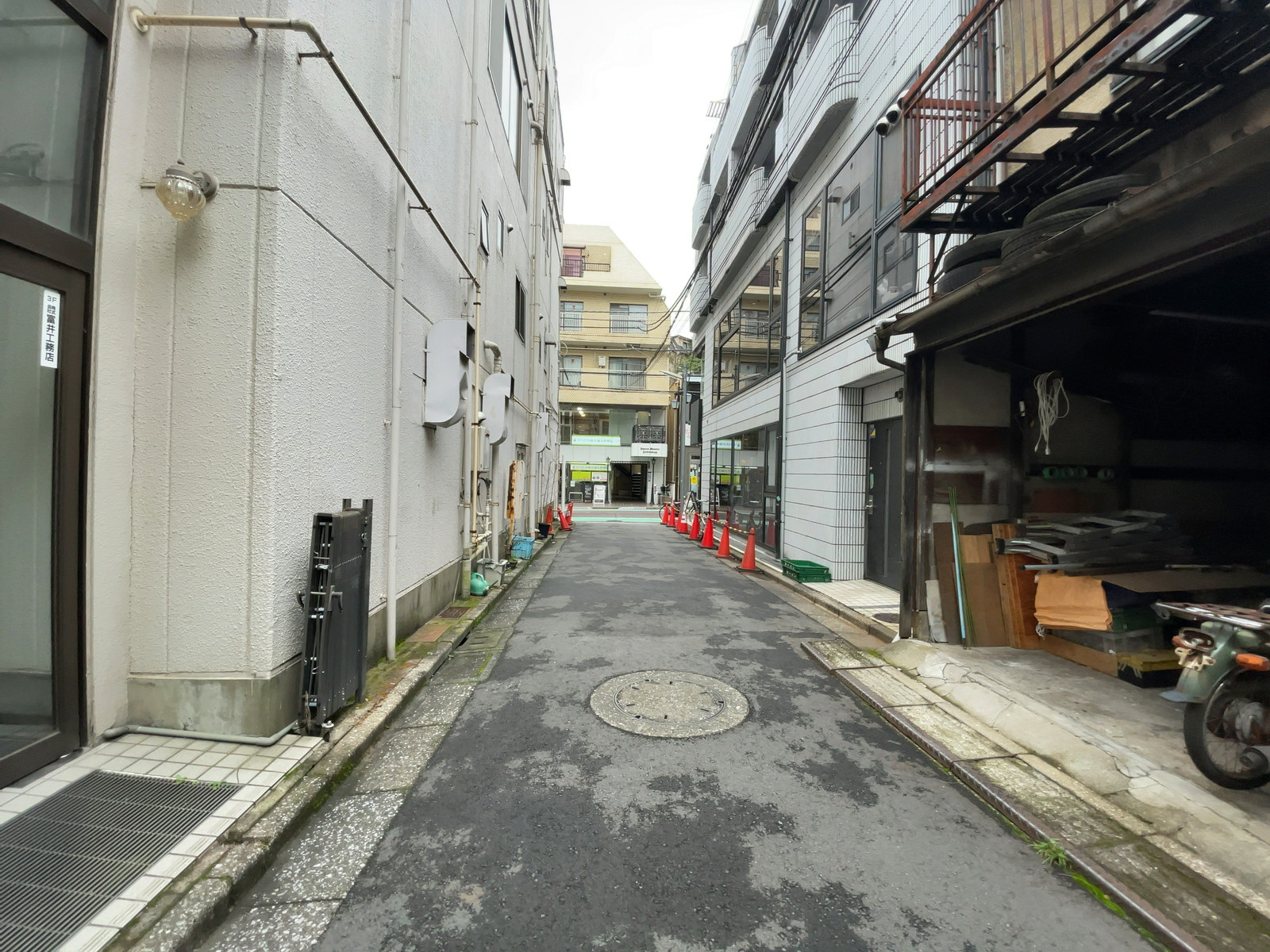 富井ビル前面の通り