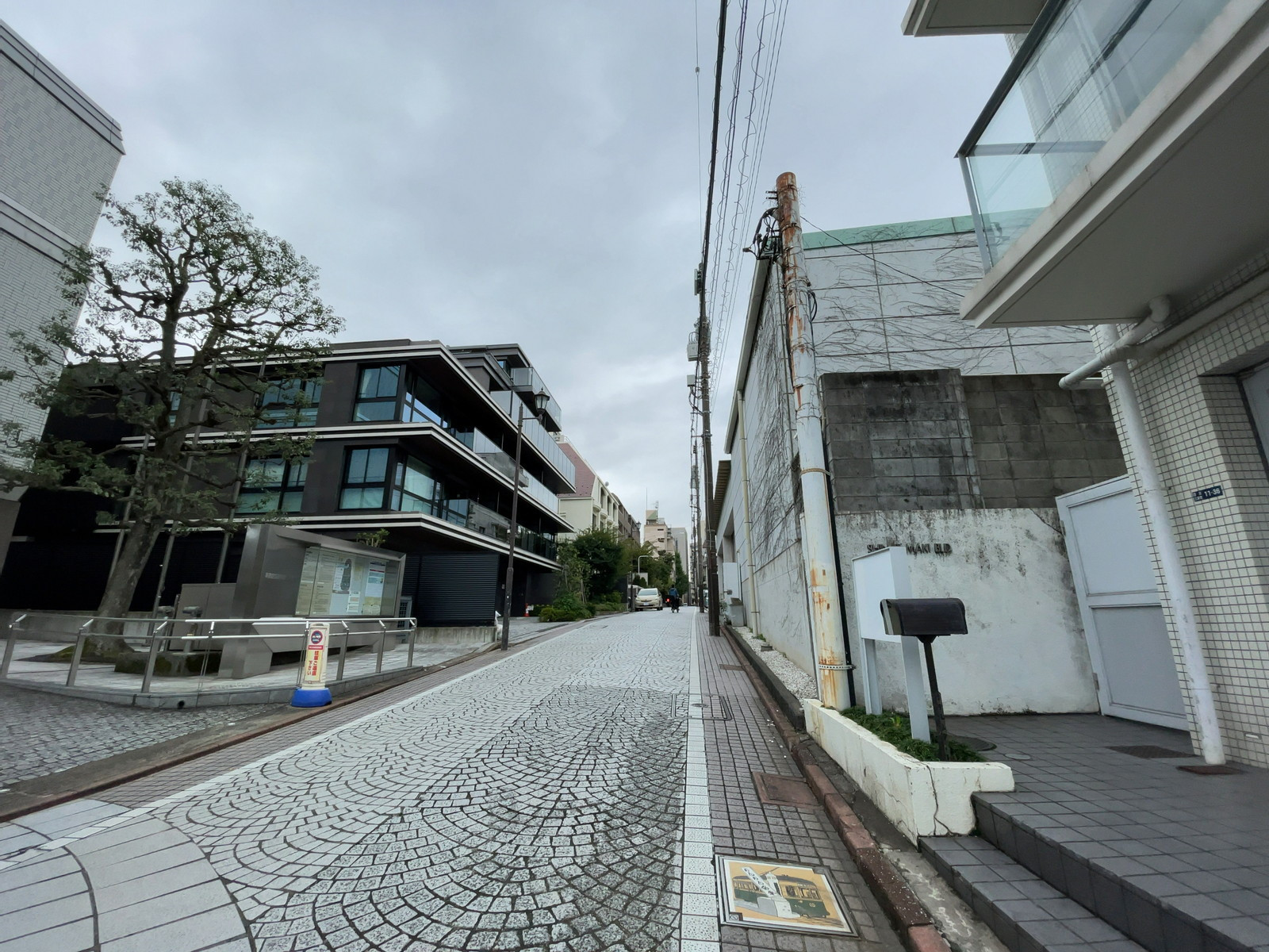 ビル前の通り
