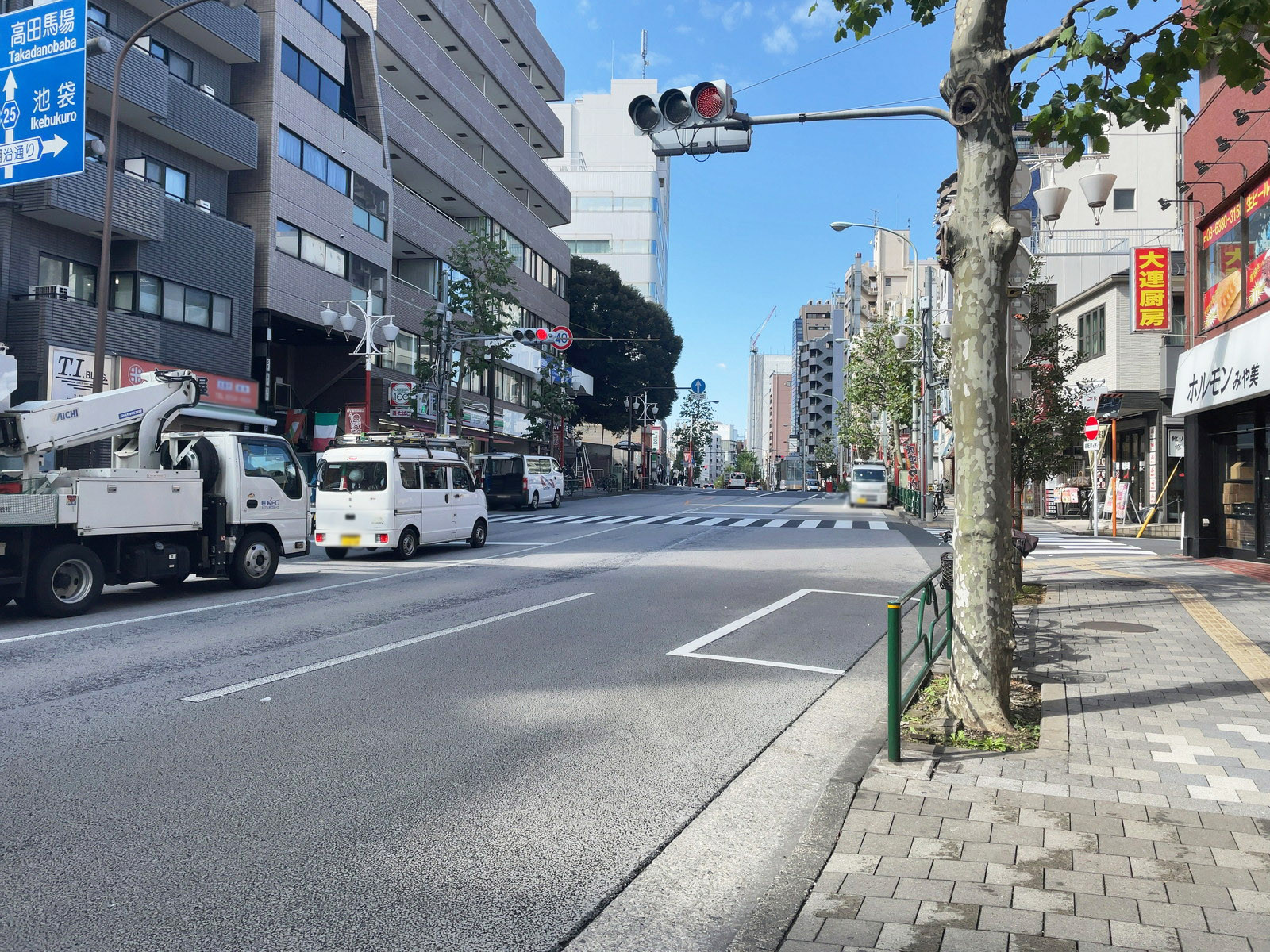 スカイエスタ前面の早稲田通り