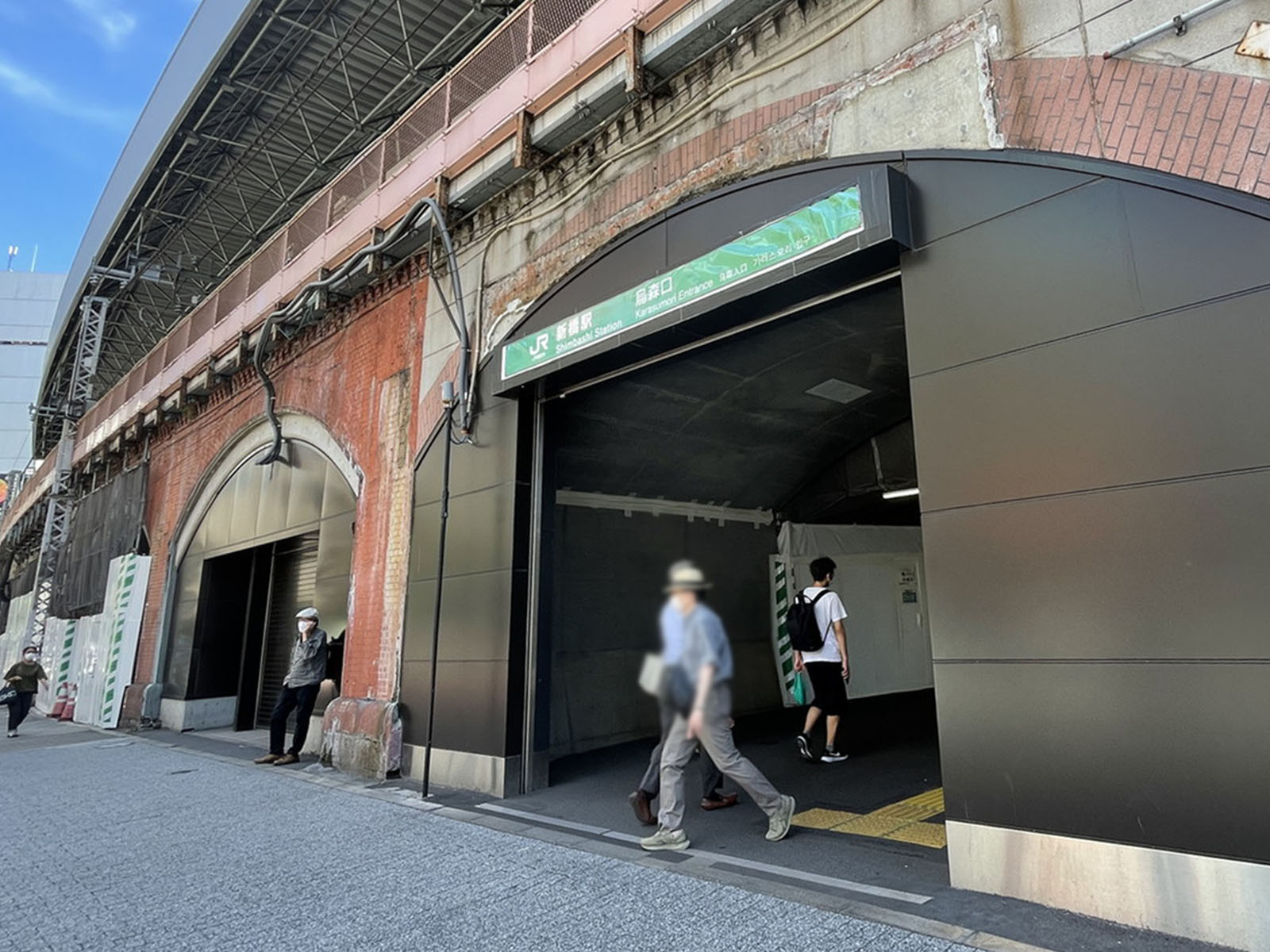 最寄りの「新橋駅」