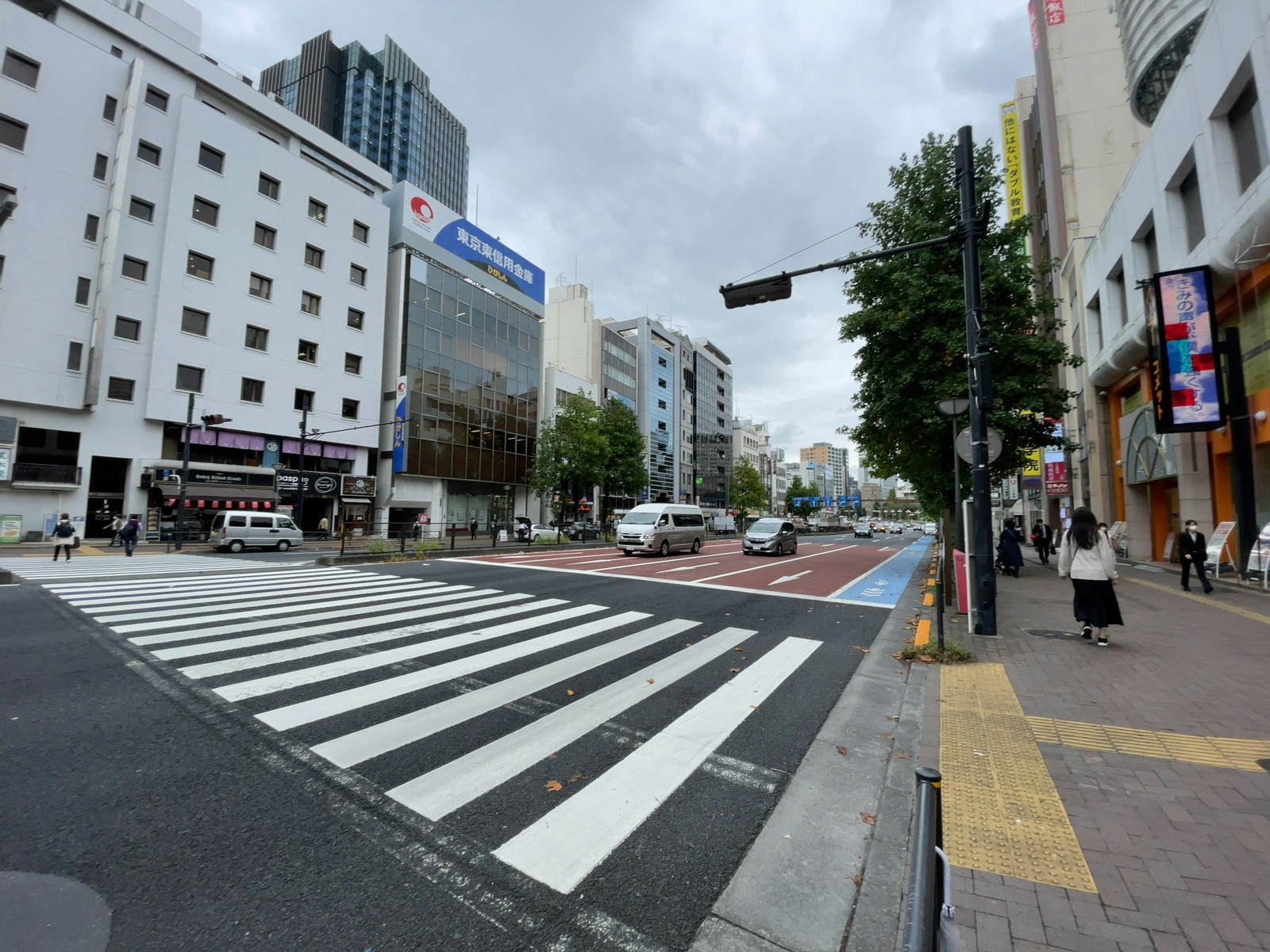 belle四谷前面の新宿通り