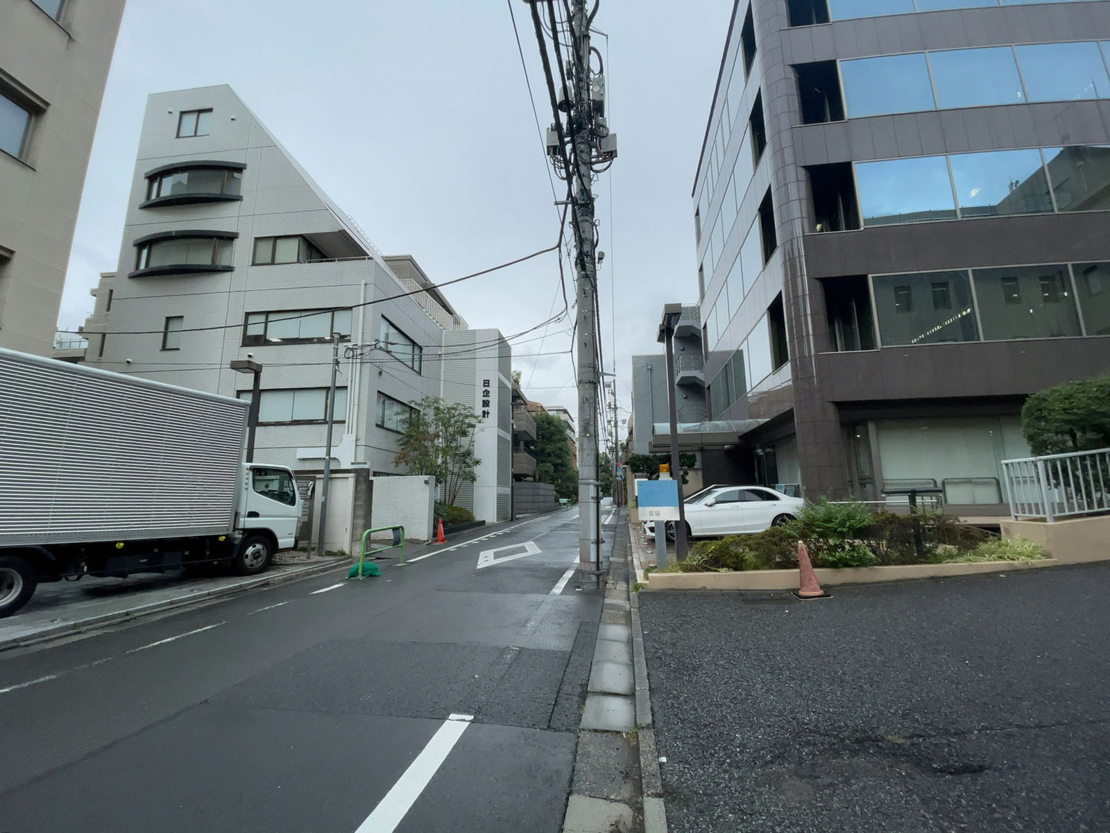 ロイヤルビル前面の通り