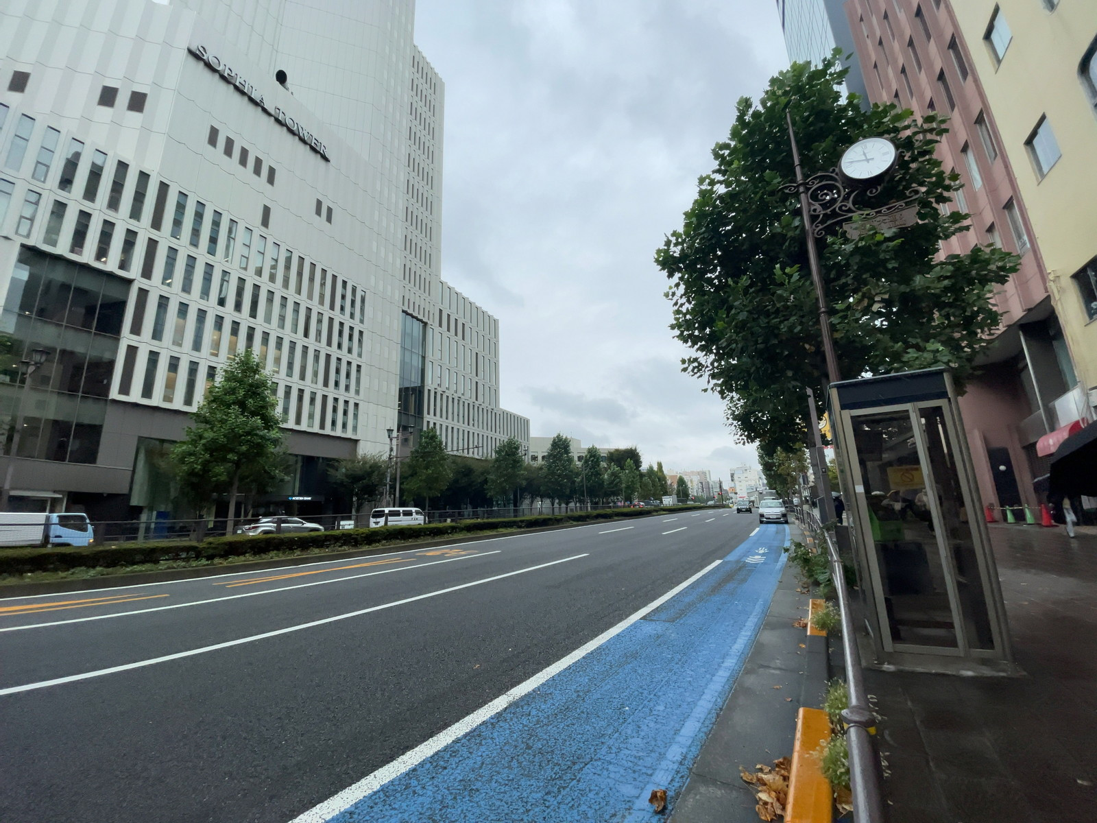 近くの新宿通り
