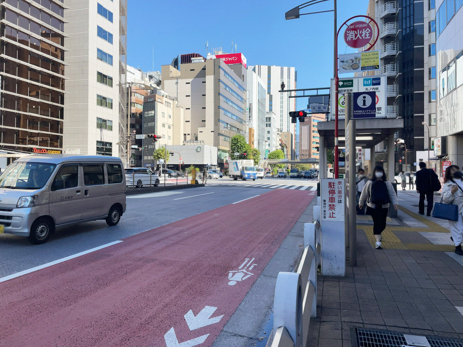 山甚ビル前面の靖国通り