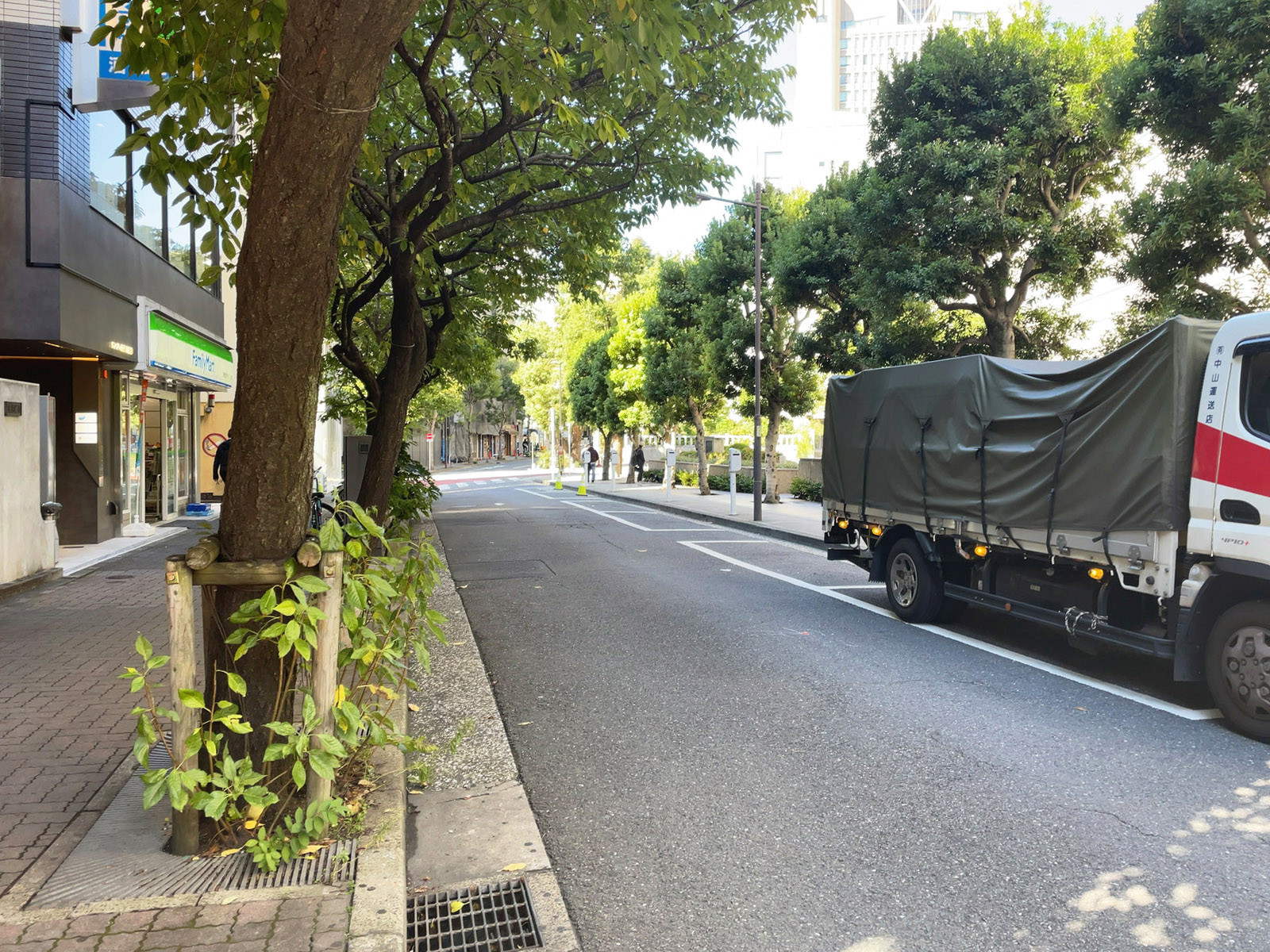 荒井ビル前面の駿河台道灌道
