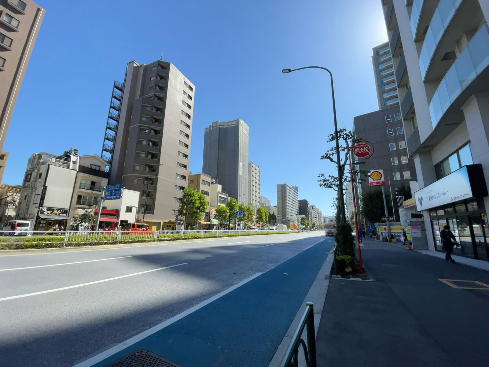 日本生命春日町第2ビル前面の白山通り