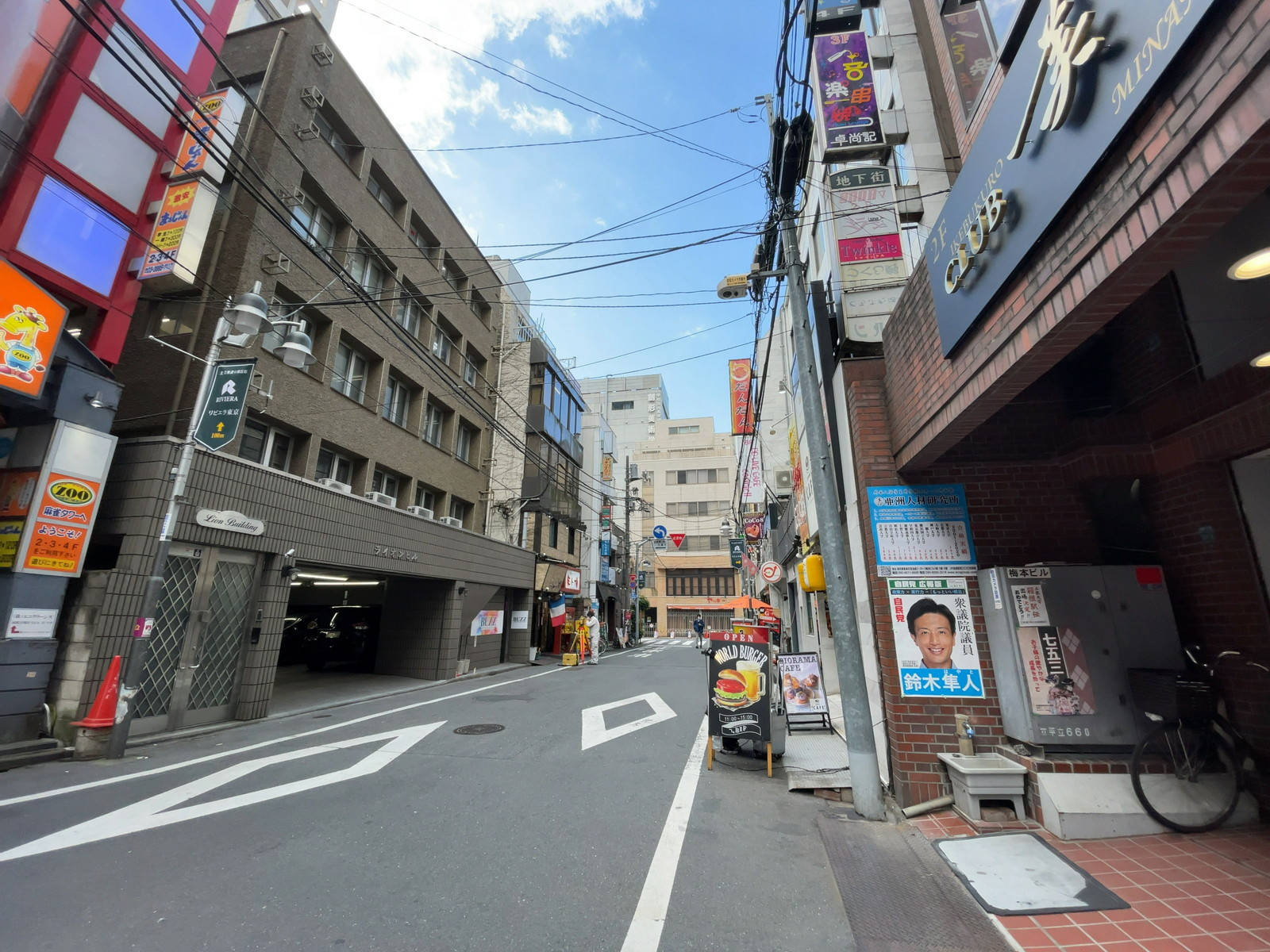 梅本ビル前面の通り