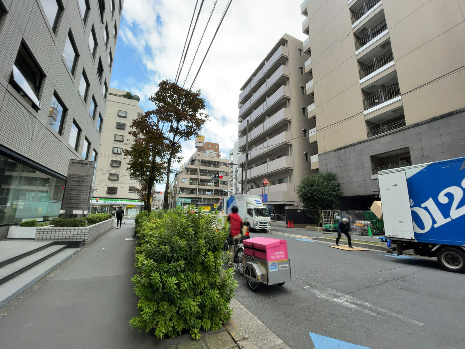 飛翔ビル前面の通り