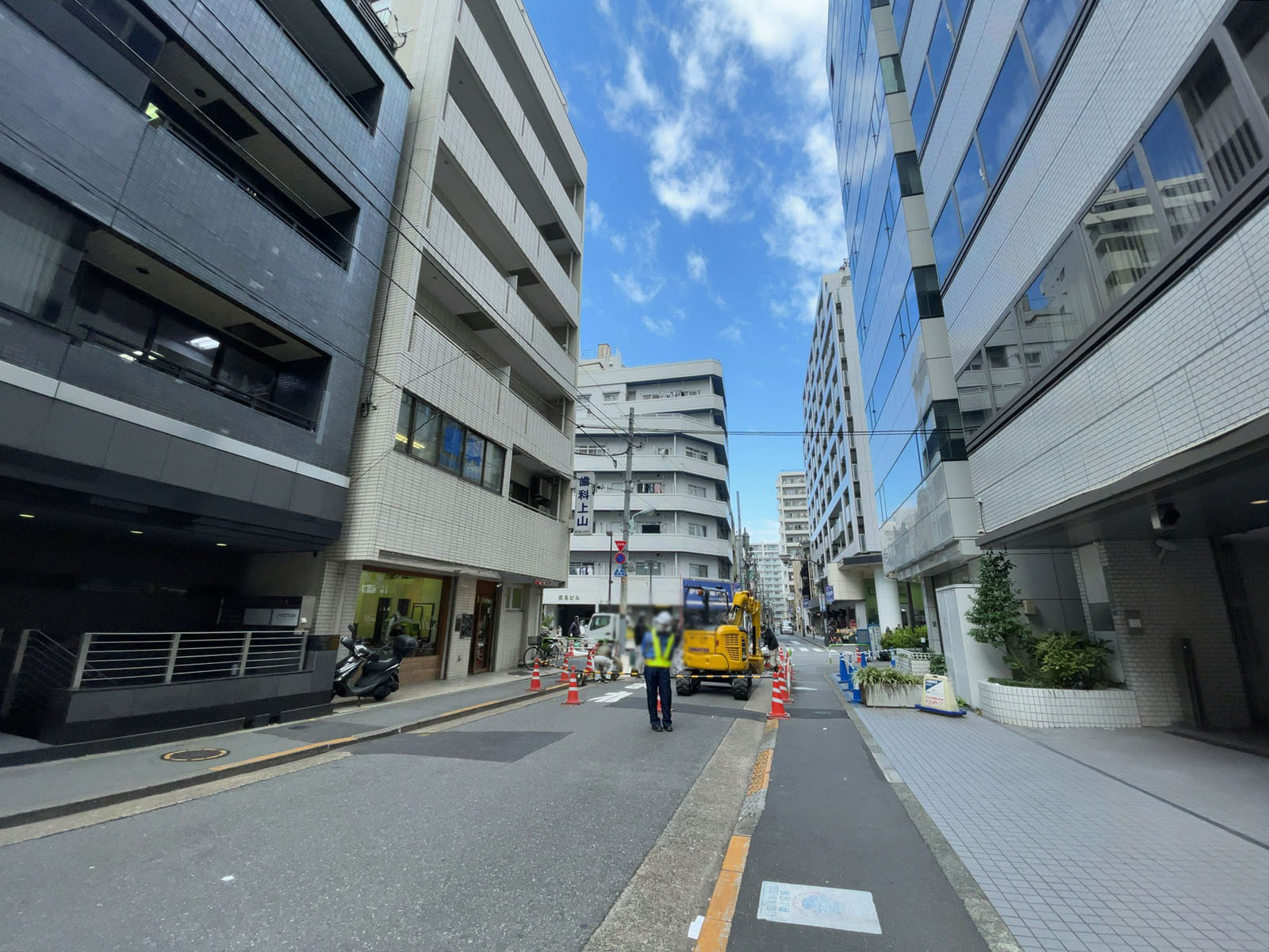 KDX池袋ウエストビル前面の通り