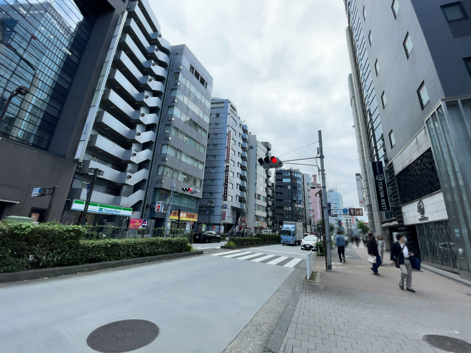 ビル前の劇場通り