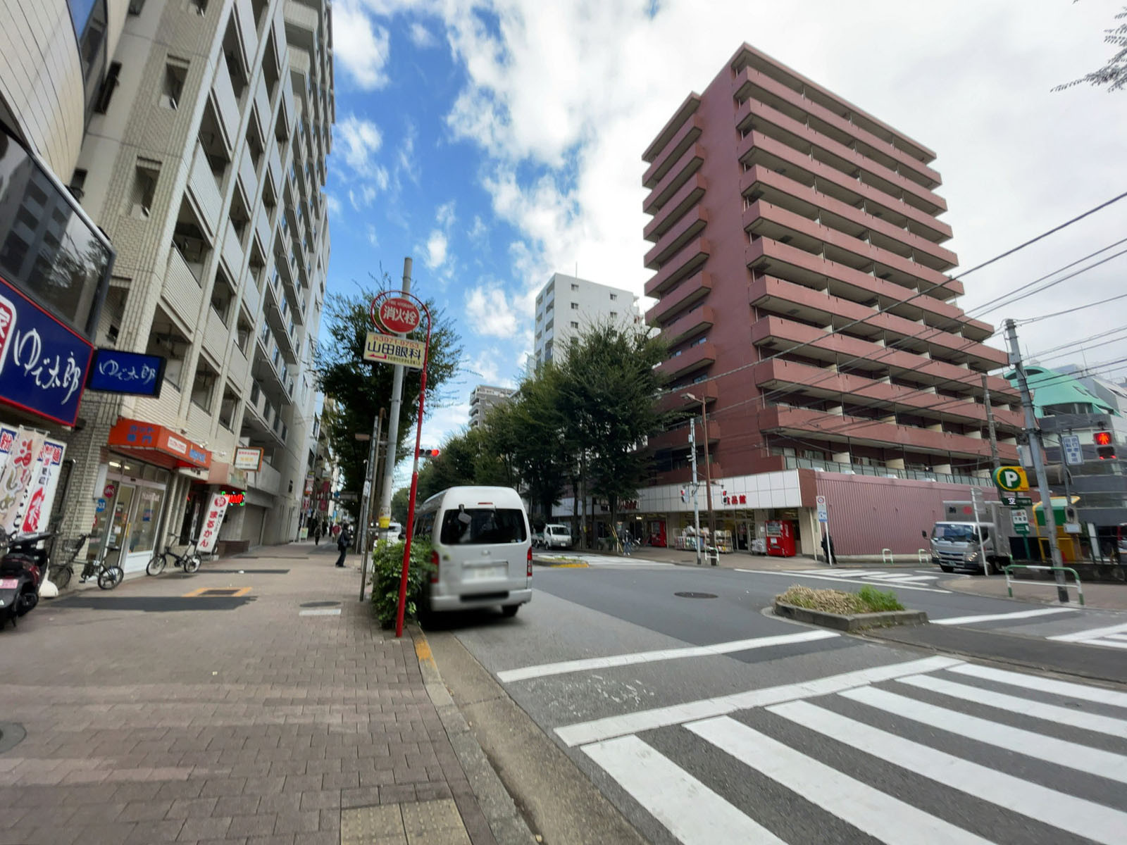 池袋グランディアビル前面の劇場通り