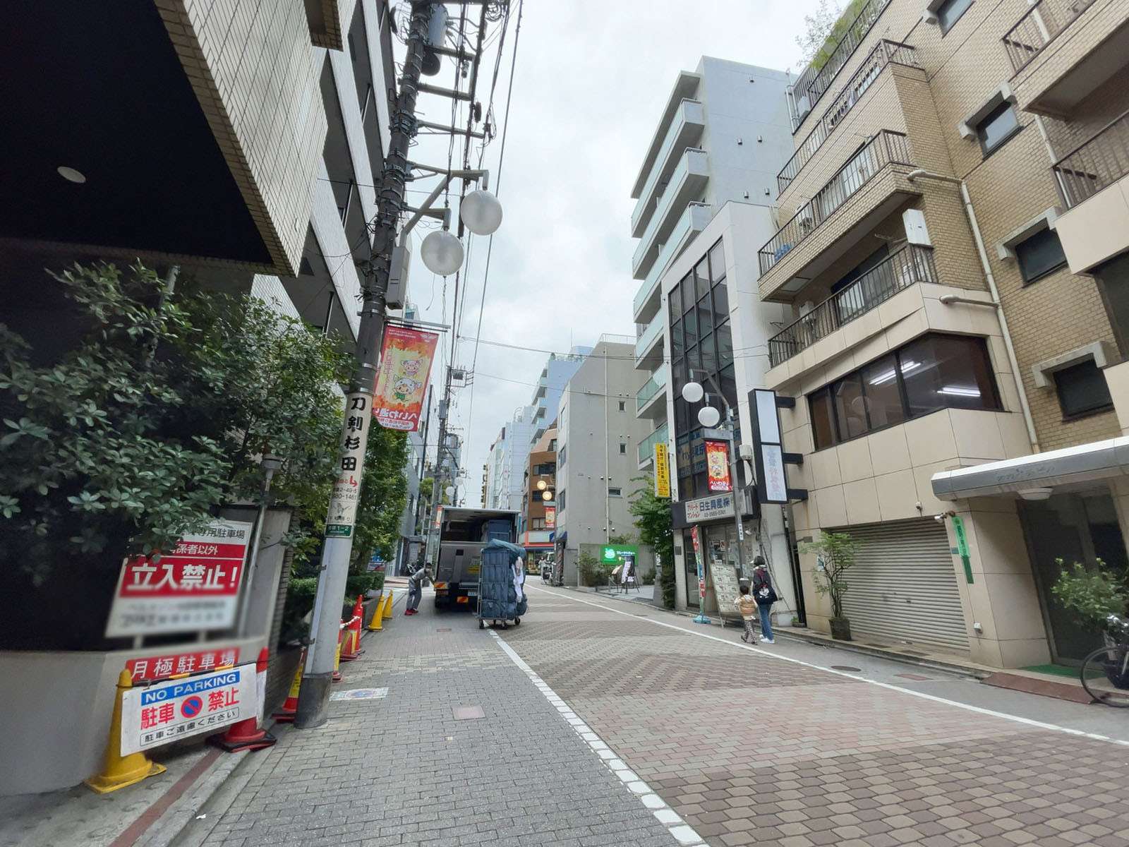 ベルメゾン池袋前面の通り