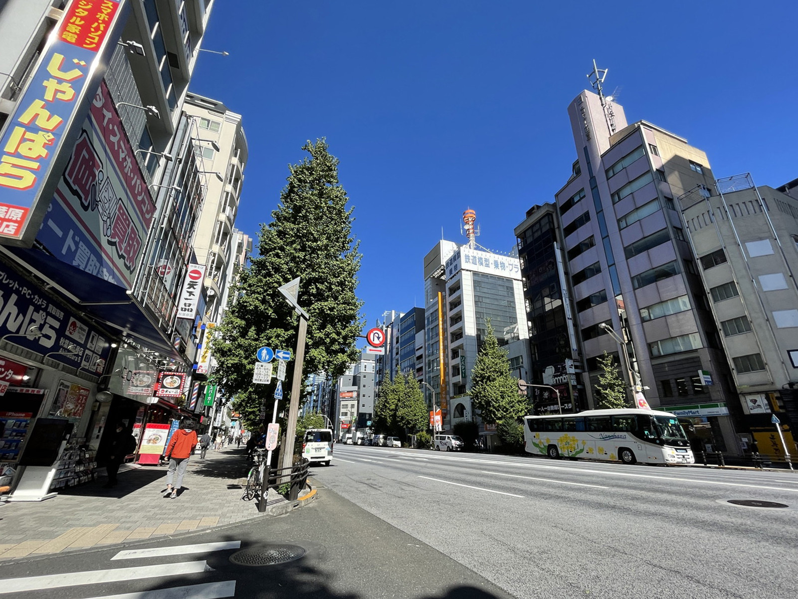 日進ビル前面の通り