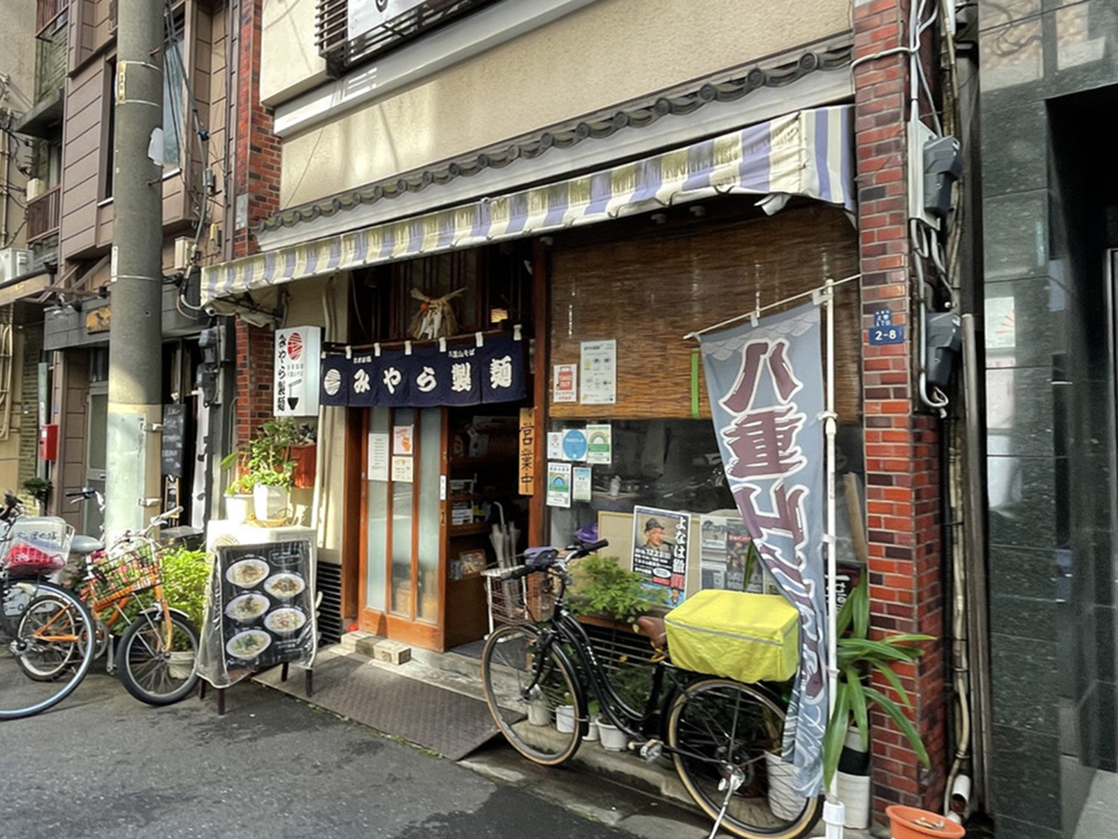 周辺には飲食店が点在