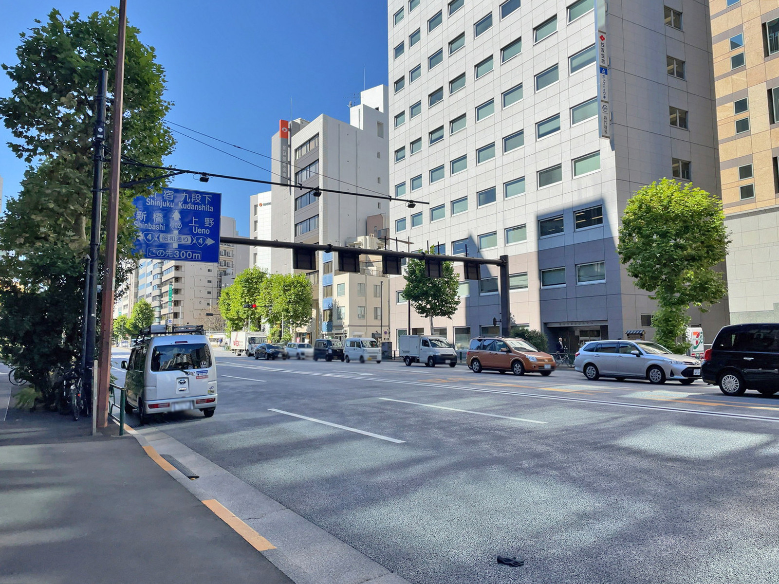 住友生命東神田ビル前面の靖国通り