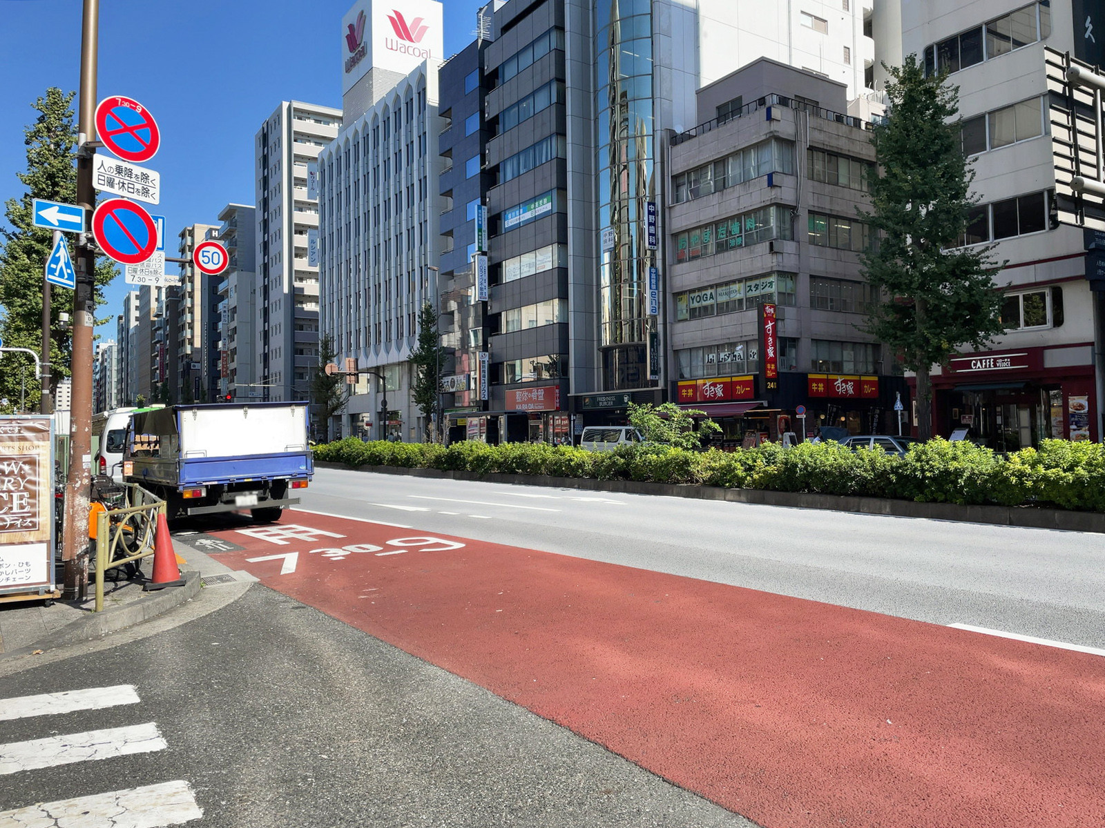 東芸ビル前面の江戸通り