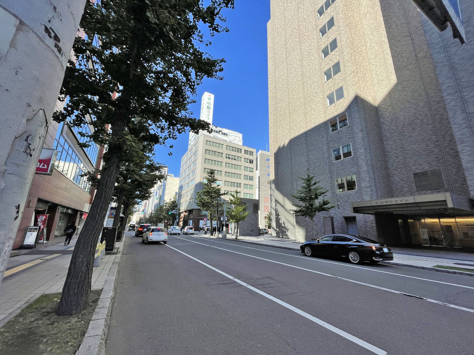 マルイト時計台前ビル前面の通り