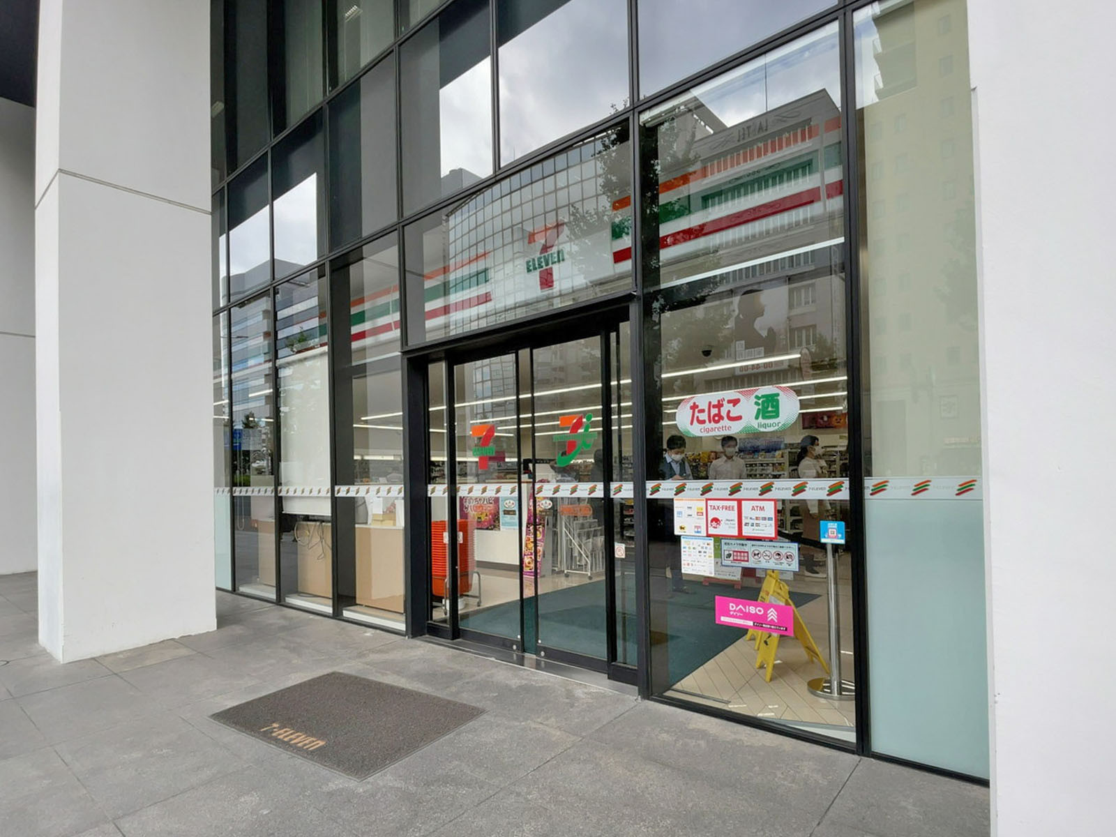 徒歩3分のセブンイレブン新横浜3丁目店