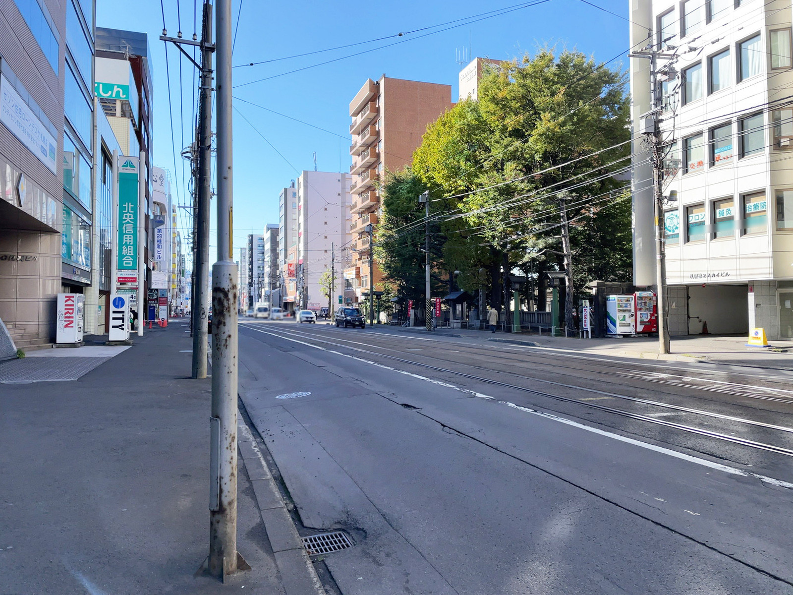 クリスタルタワー前面の通り