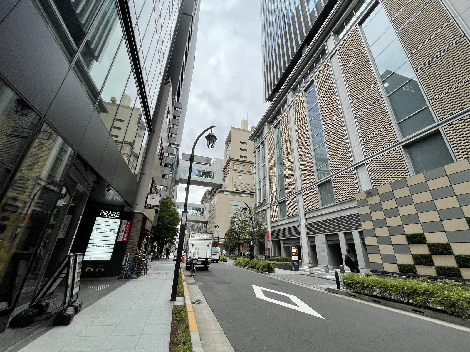 プレリー日本橋ビル前面の通り