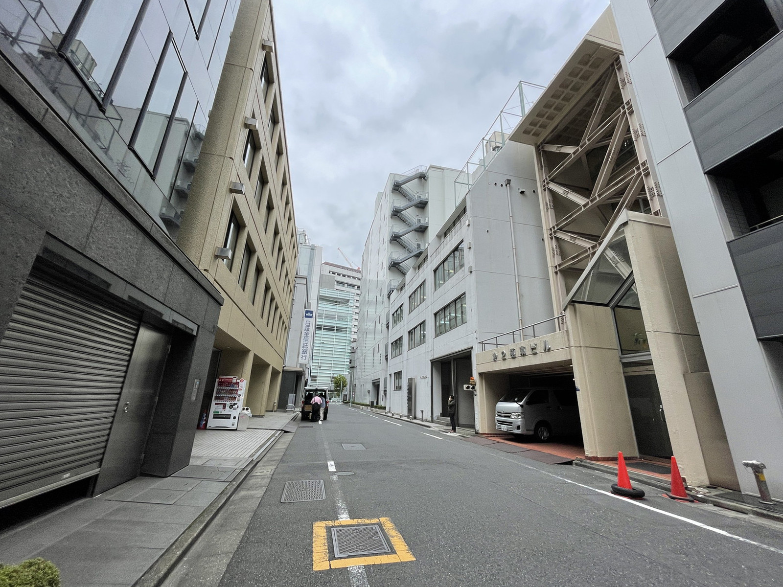 小浦第一ビル前面の通り
