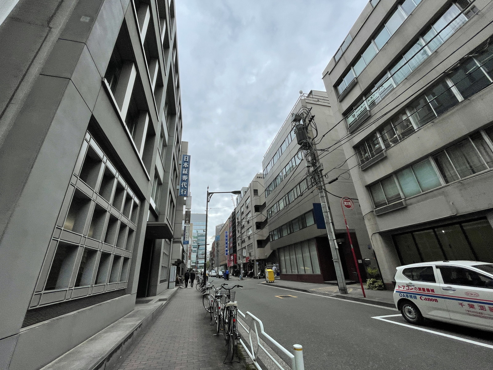 共同ビル中央前面の通り
