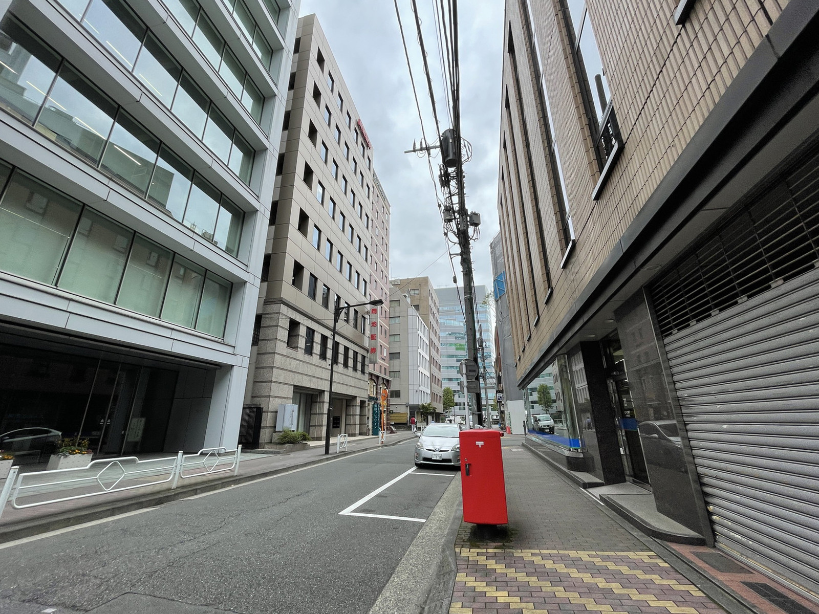岡地茅場町ビル前面の通り