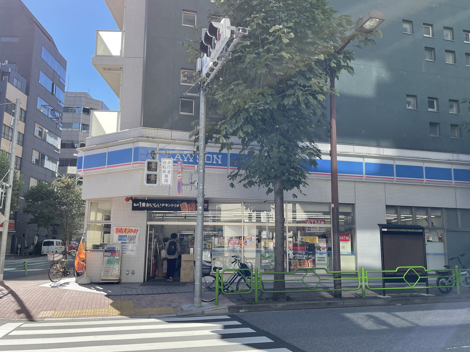 徒歩1分のローソン 新富1丁目店
