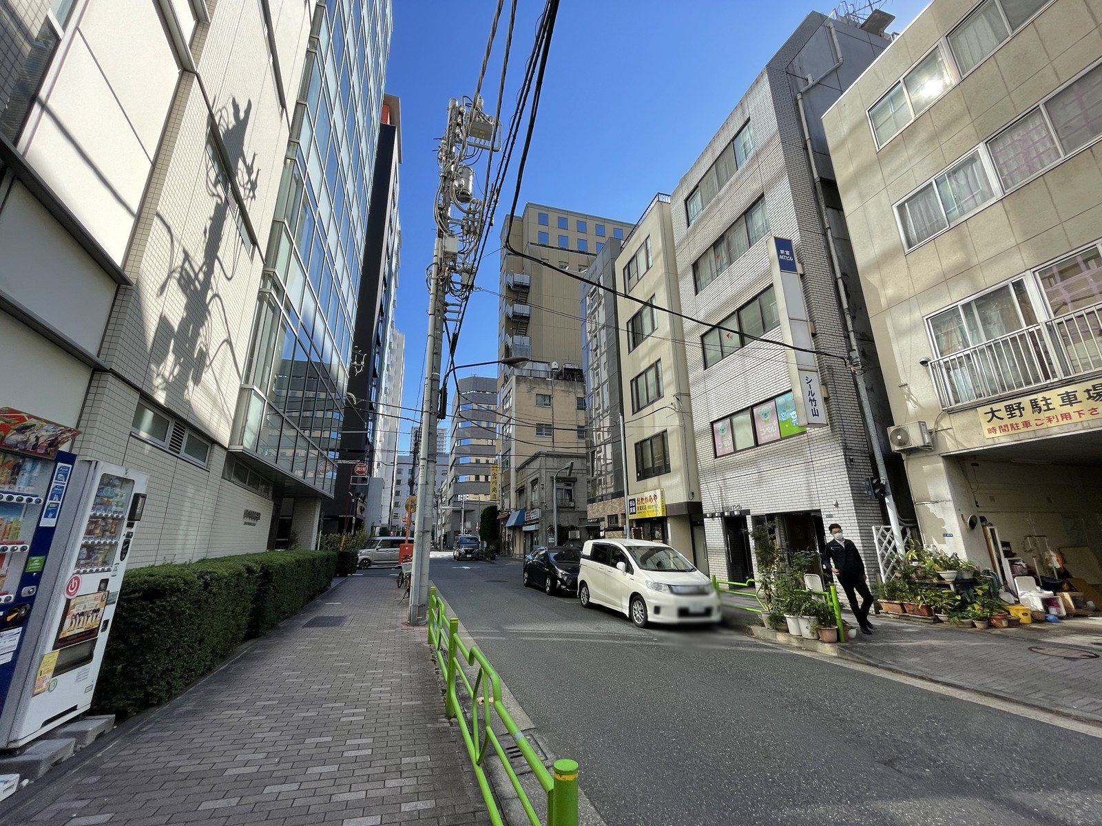 新富町営和ビル前面の通り