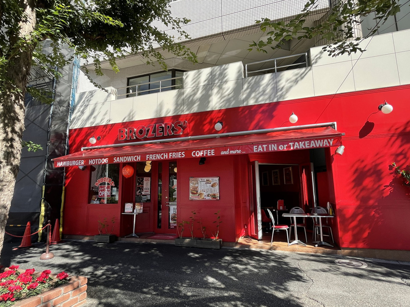 周辺には飲食店が点在