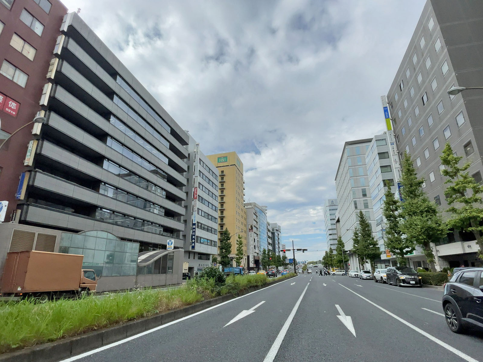 新横浜KSビル前面の通り