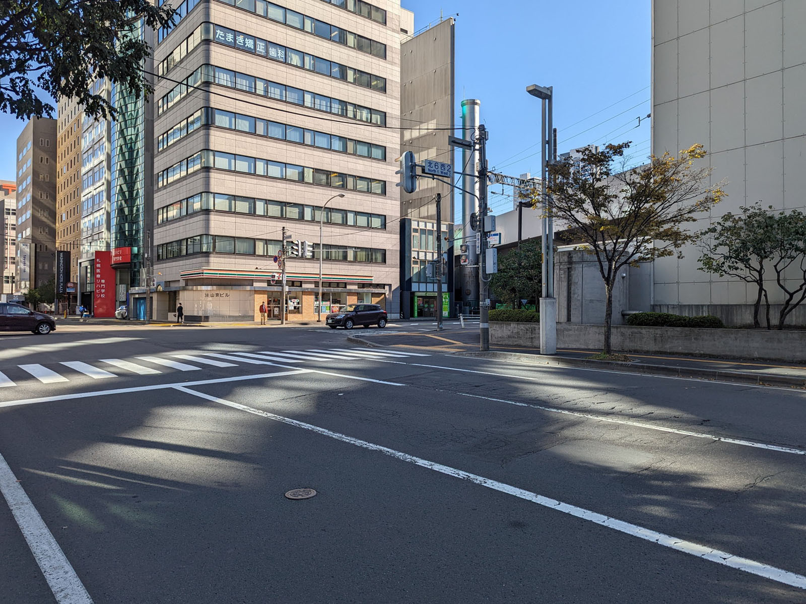 37山京ビル前面の通り