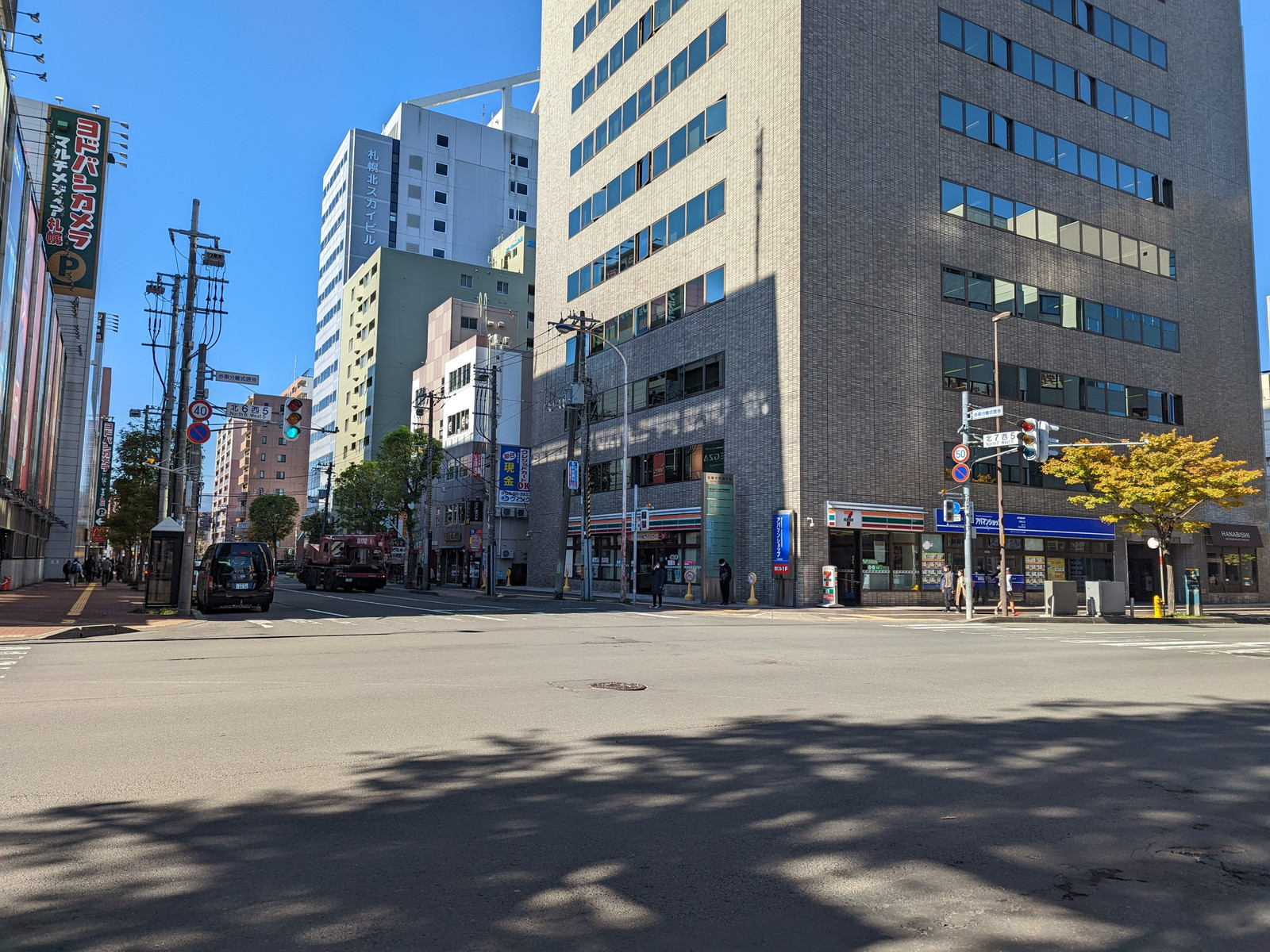 あいおいニッセイ同和損保札幌千代田ビル前面の通り