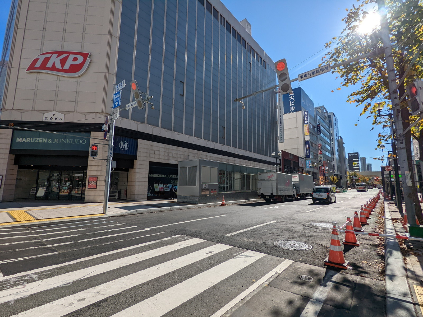 パークタワー前面の通り
