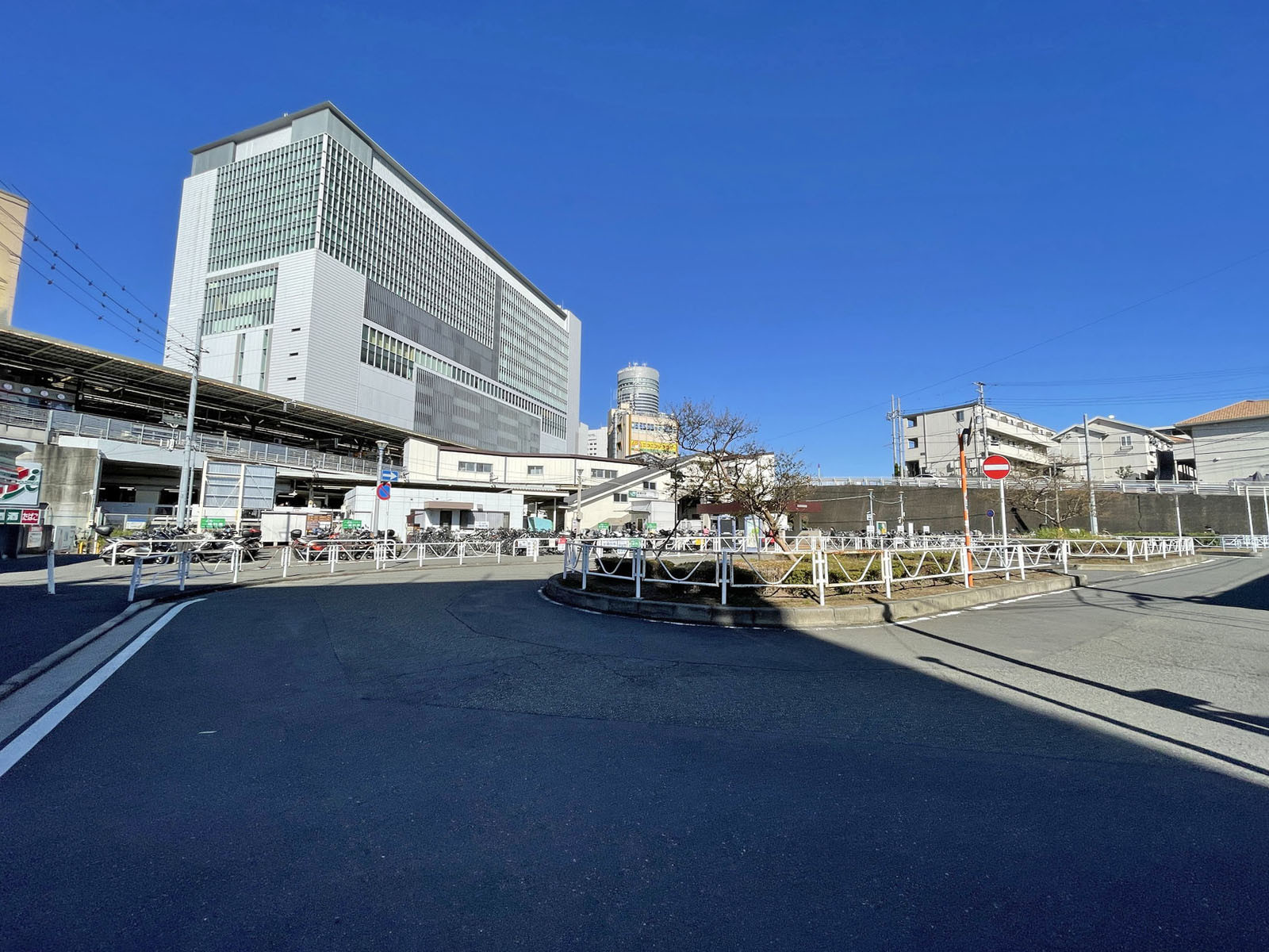 東急新横浜南ビル前面の通り