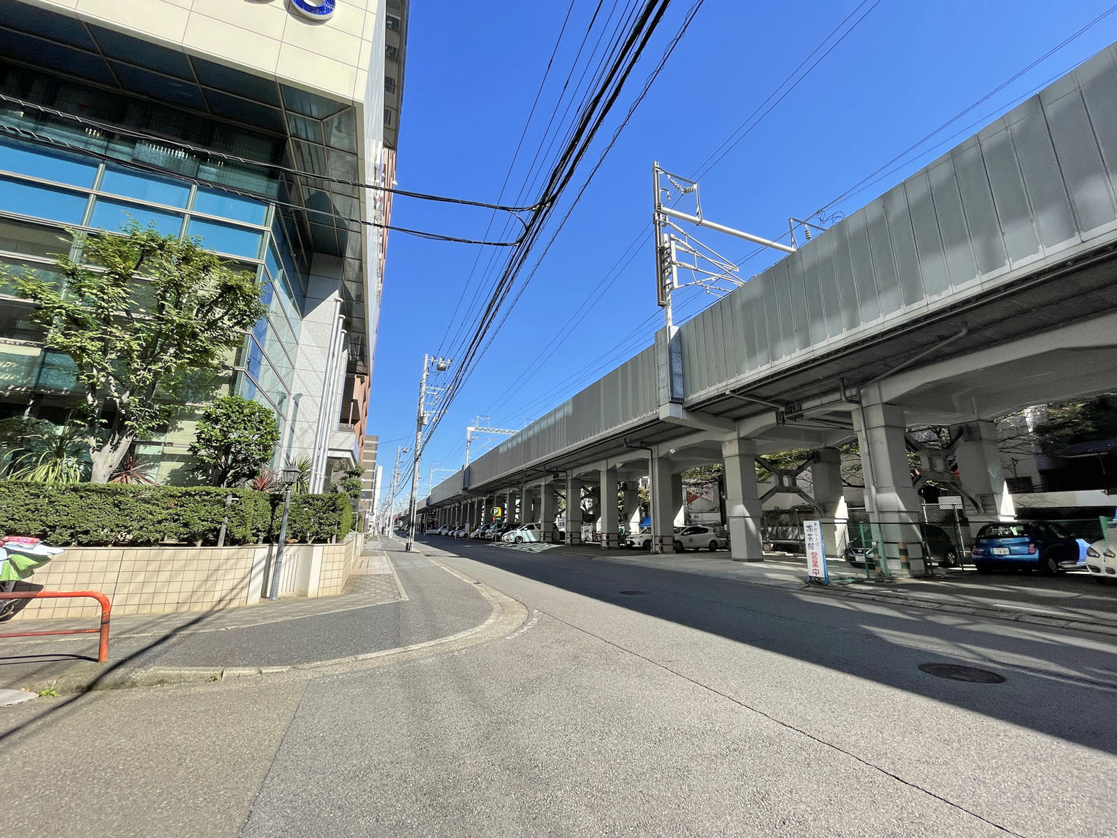 新横浜IOビル前面の通り