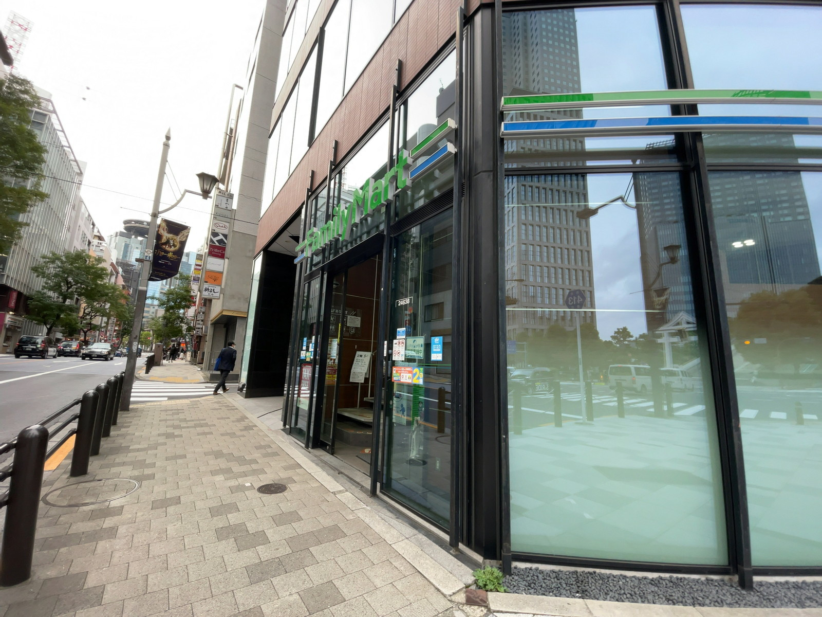 徒歩2分のファミリーマート 日枝神社前店